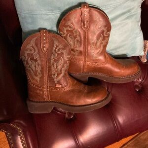 Really cute cowboy boots good condition. Size 7 square toe.